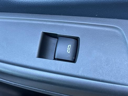 Used 2022 Chevrolet Bolt EUV LT w/ Convenience Package FWD image 22