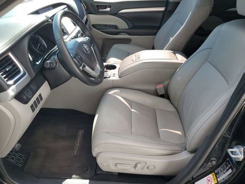 Used 2019 Toyota Highlander XLE image 25