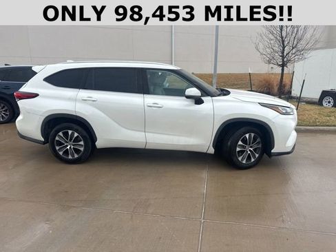 Used 2020 Toyota Highlander XLE image 2