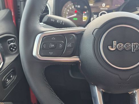 Used 2025 Jeep Wrangler Unlimited Sahara AWD/4WD image 15