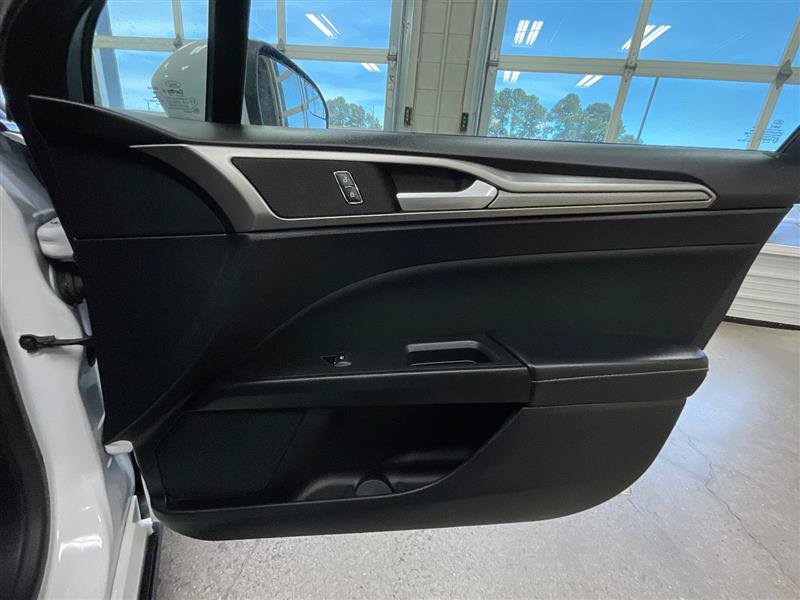Used 2018 Ford Fusion SE FWD image 24