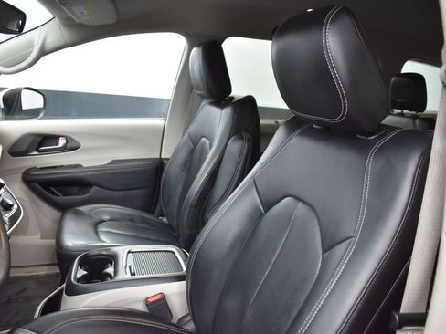 Used 2023 Chrysler Pacifica Touring-L FWD image 10