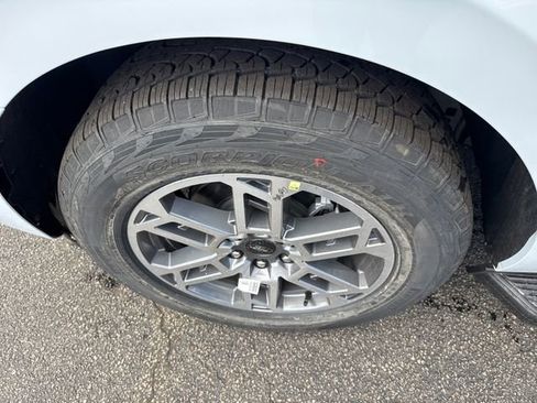 New 2026 Ford Expedition Active image 15