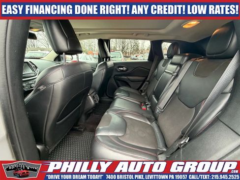 Used 2016 Jeep Cherokee Trailhawk w/ Comfort & Convenience Group AWD/4WD image 17