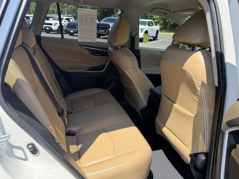 Used 2019 Toyota RAV4 LE w/ Carpet Mat Package AWD/4WD image 12