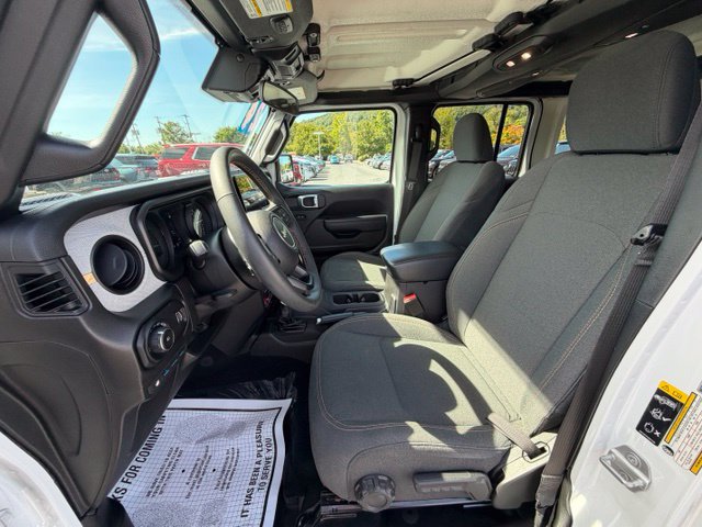 Used 2024 Jeep Wrangler Unlimited AWD/4WD image 31