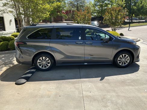 Used 2025 Toyota Sienna XLE w/ XLE Plus Package image 13