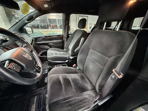 Used 2016 Dodge Grand Caravan SE FWD image 13