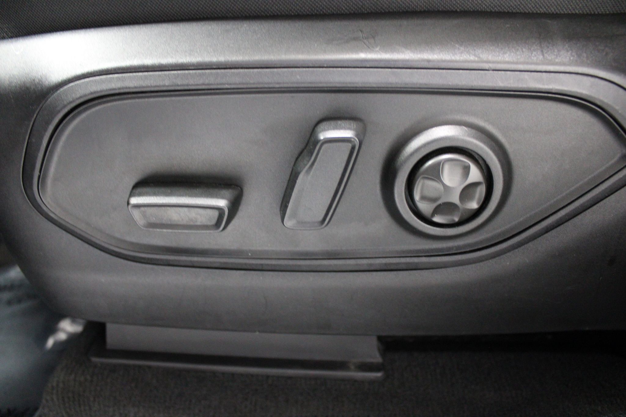 Used 2023 Jeep Grand Cherokee L Laredo AWD/4WD image 47