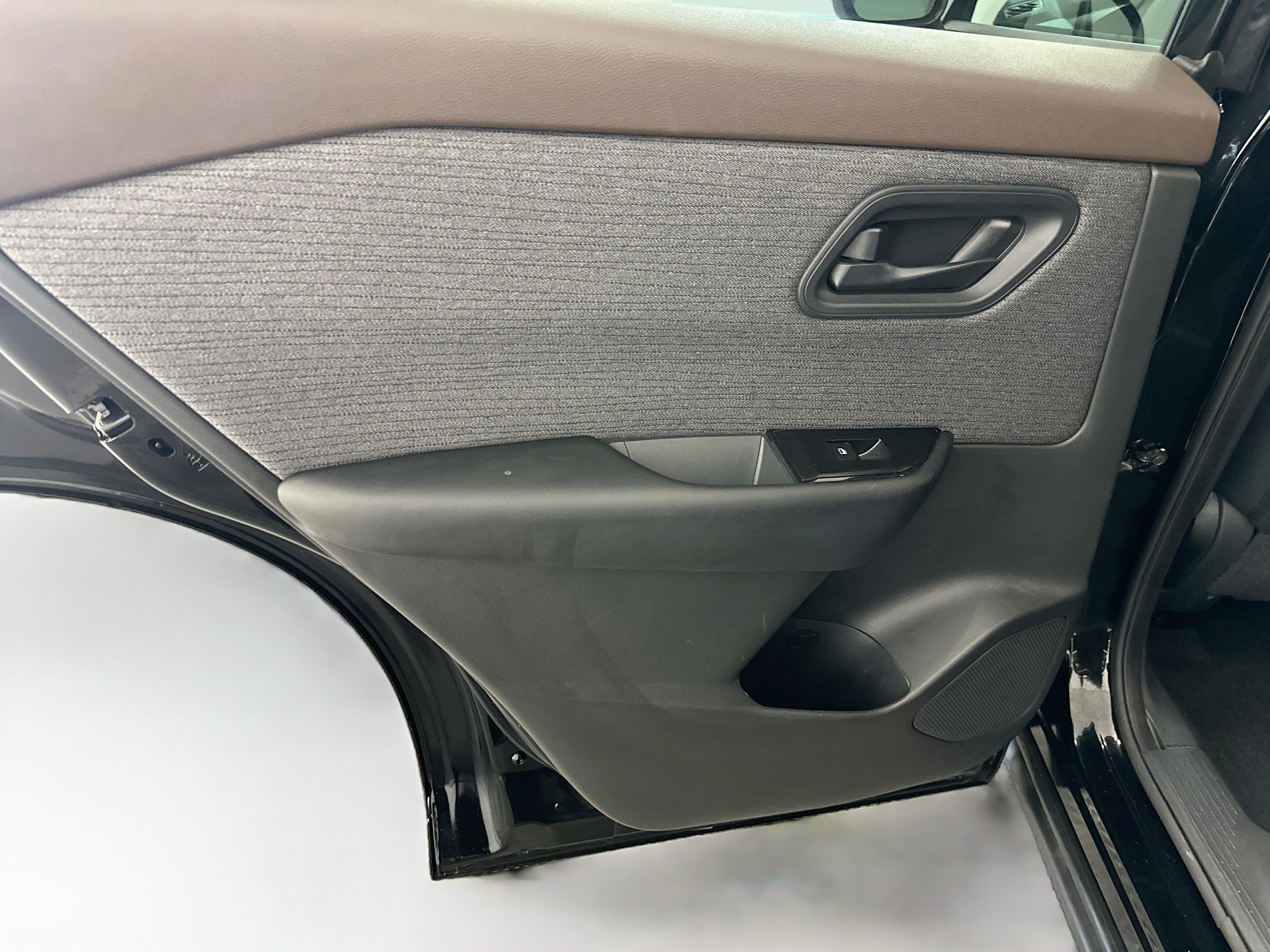 Used 2023 Nissan Rogue S AWD/4WD image 26