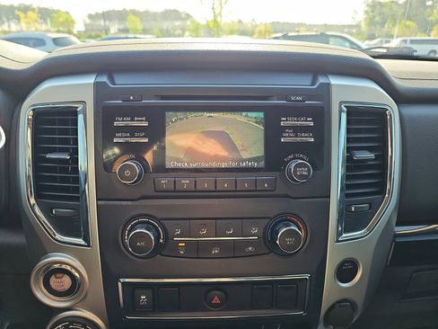 Used 2018 Nissan Titan SV AWD/4WD image 23