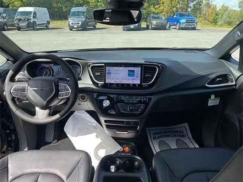 New 2026 Chrysler Pacifica Select image 12