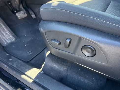 Used 2025 Chevrolet Traverse LT image 9