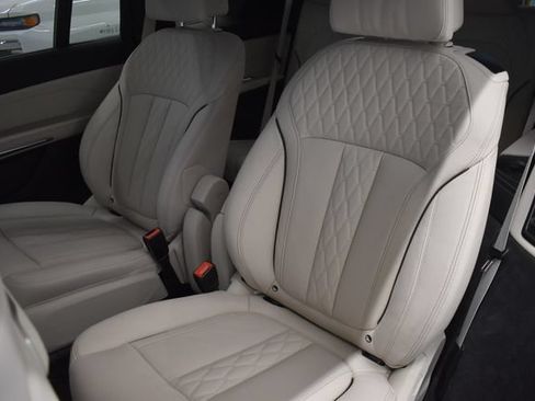 Used 2024 BMW X7 xDrive40i w/ M Sport Package AWD/4WD image 7