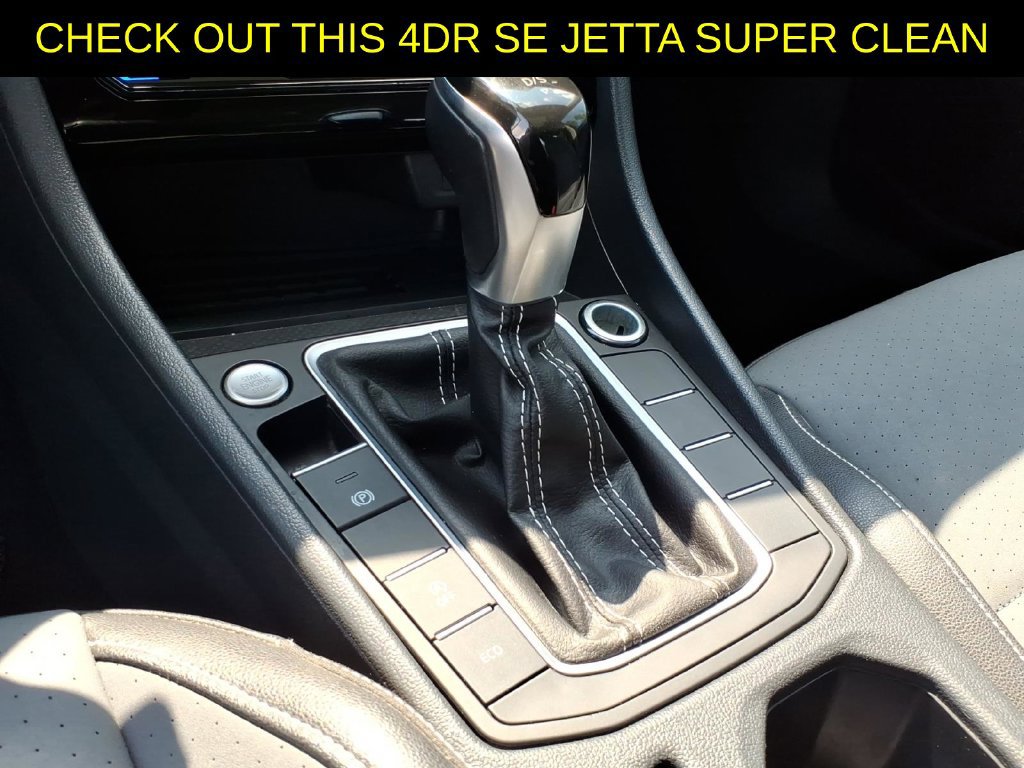 Used 2025 Volkswagen Jetta SE FWD image 17