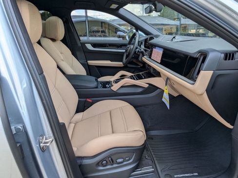 Certified 2025 Porsche Cayenne Coupe image 24