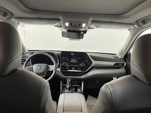 New 2026 Toyota Highlander Platinum AWD/4WD image 13