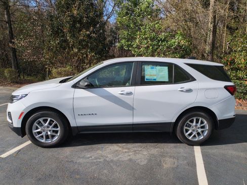 Used 2023 Chevrolet Equinox LS w/ Driver Confidence II Package FWD image 4