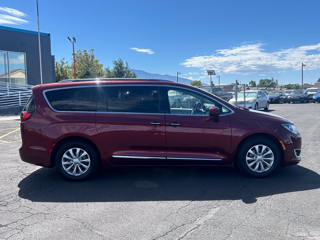 Used 2018 Chrysler Pacifica Touring-L FWD image 2