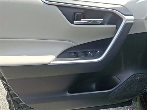 Used 2022 Toyota RAV4 XLE image 12