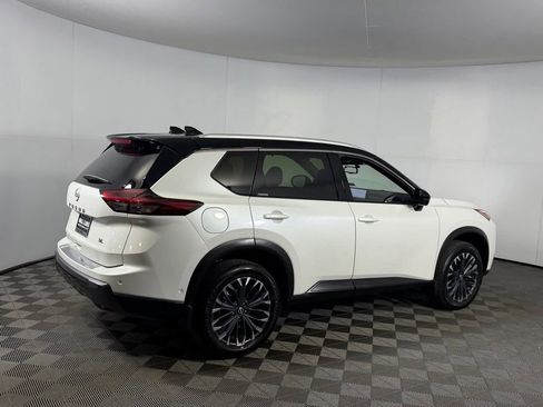 Used 2025 Nissan Rogue SL w/ Tech Package FWD image 5