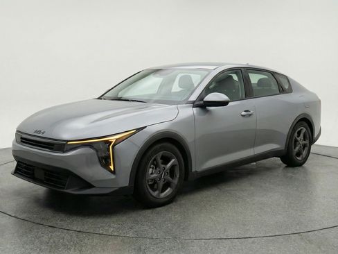 Used 2025 Kia K4 LXS image 3