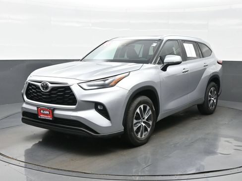 Used 2023 Toyota Highlander XLE FWD image 2