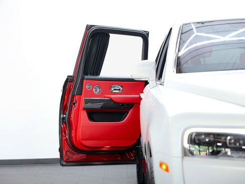 Used 2022 Rolls-Royce Cullinan Black Badge w/ Dark Exterior Package image 15