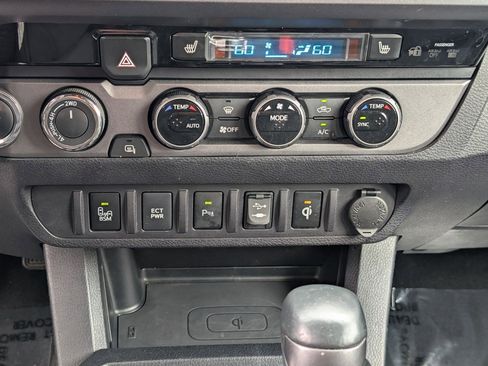 Used 2017 Toyota Tacoma TRD Off-Road w/ Premium & Technology Package AWD/4WD image 22