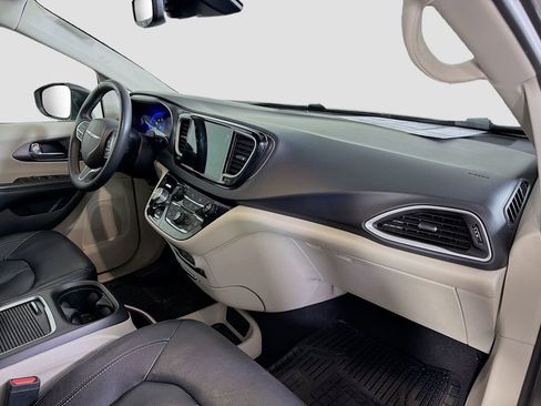 Used 2022 Chrysler Pacifica Touring-L image 29