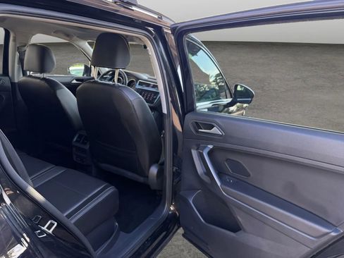 Used 2021 Volkswagen Tiguan SE w/ Panoramic Sunroof Package AWD/4WD image 17
