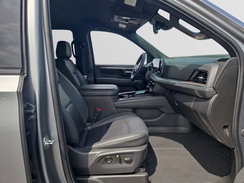 Used 2025 Chevrolet Suburban Z71 AWD/4WD image 14