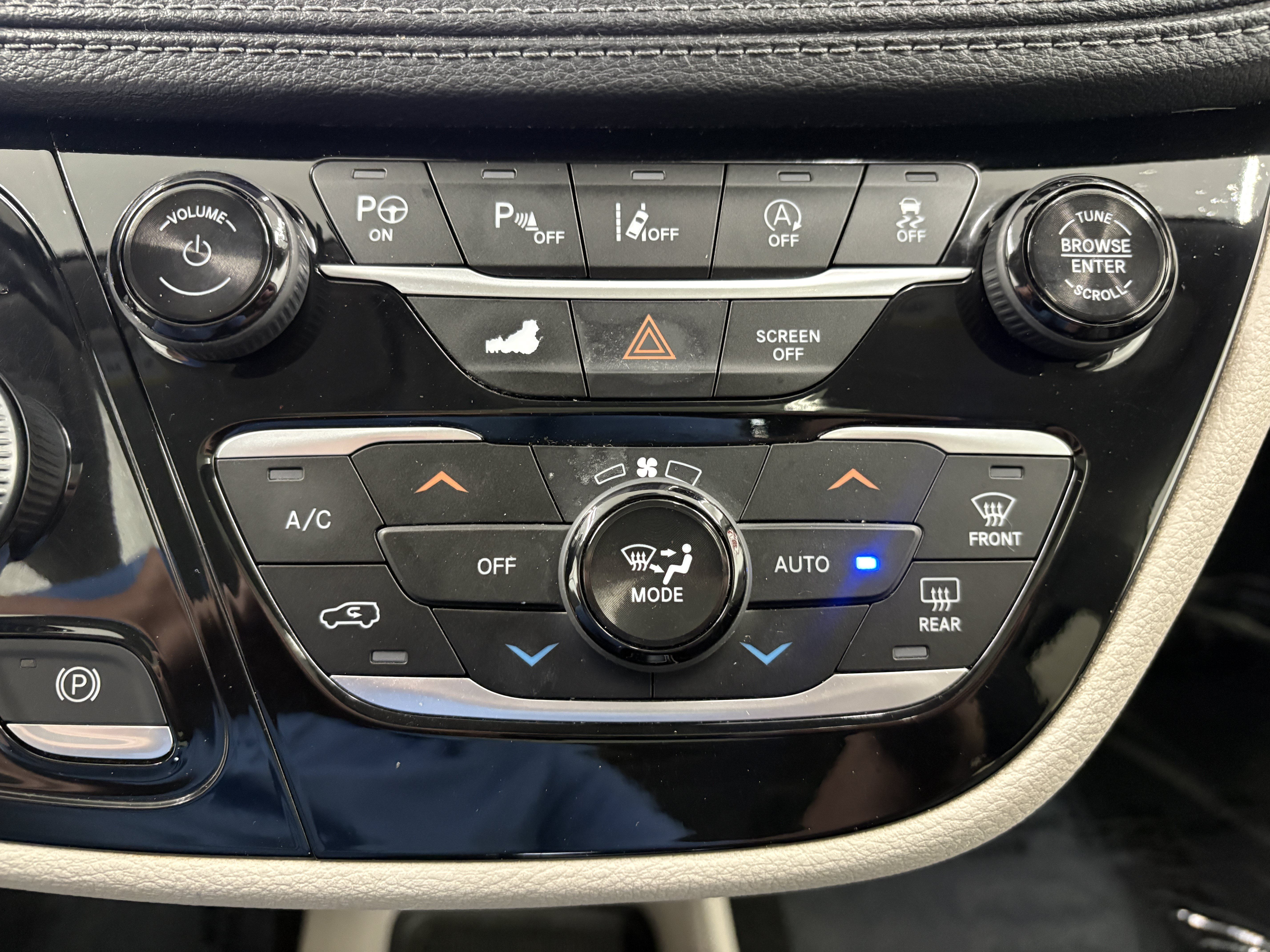 Used 2020 Chrysler Pacifica Limited w/ Advanced Safetytec Group FWD image 20