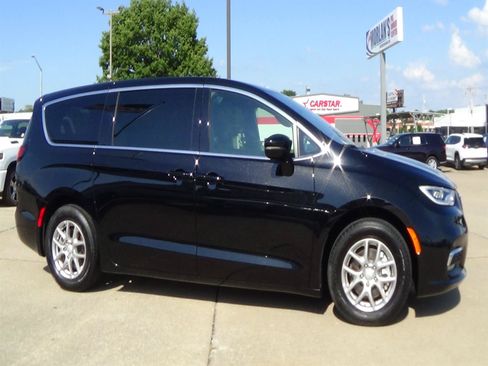 Certified 2025 Chrysler Pacifica Select FWD image 5