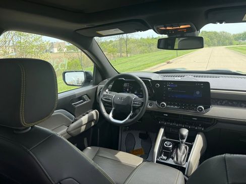Used 2025 Chevrolet Colorado ZR2 w/ Technology Package AWD/4WD image 18