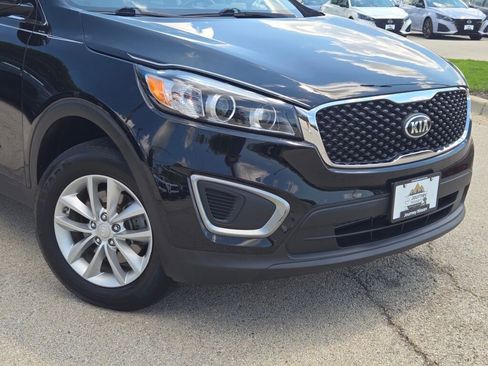 Used 2017 Kia Sorento LX w/ LX Convenience Package image 3