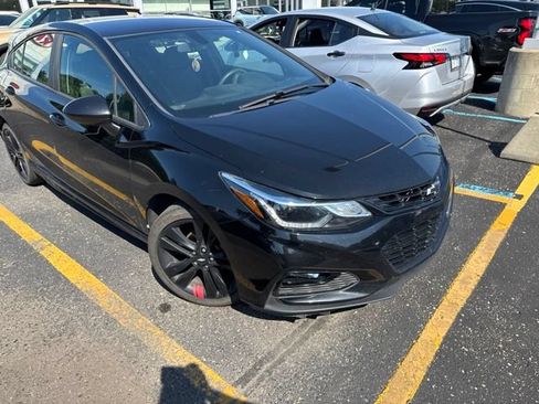 Used 2018 Chevrolet Cruze LT w/ Convenience Package FWD image 2