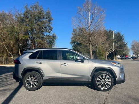 Used 2020 Toyota RAV4 XLE Premium image 4