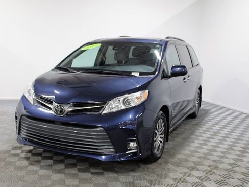 Used 2018 Toyota Sienna XLE FWD image 2