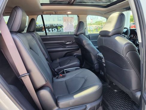 Used 2024 Toyota Grand Highlander AWD image 12