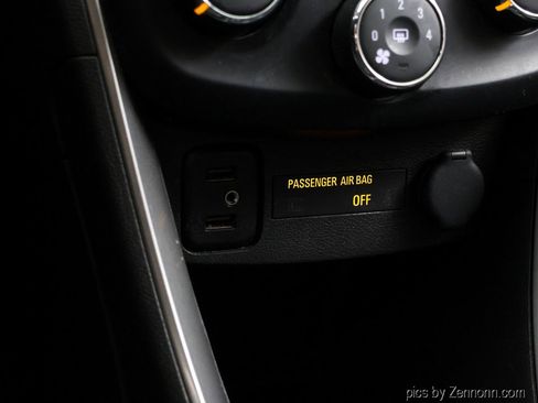 Used 2020 Chevrolet Trax LT w/ LT Convenience Package FWD image 22