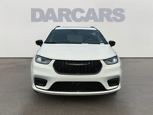 Used 2025 Chrysler Pacifica Limited FWD image 2