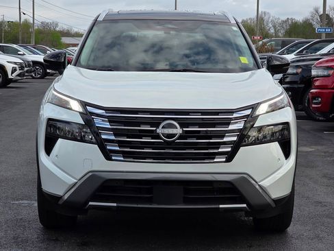 Used 2025 Nissan Rogue SL w/ Tech Package image 3