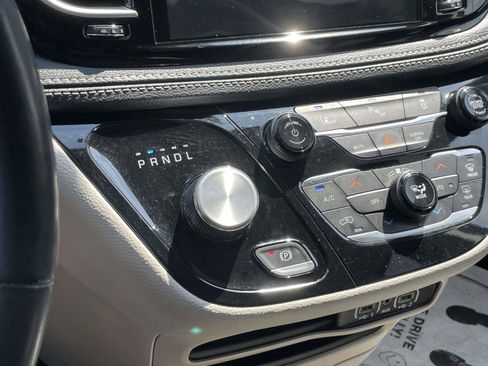 Used 2023 Chrysler Pacifica Touring-L FWD image 30