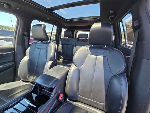 Used 2022 Jeep Grand Cherokee Overland w/ Luxury Tech Group IV AWD/4WD image 22