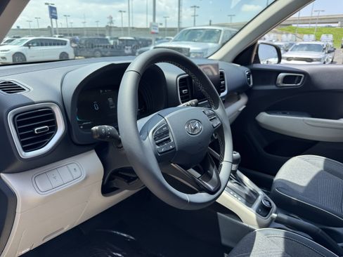 New 2025 Hyundai Venue Limited image 31