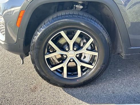 Used 2025 Jeep Grand Cherokee Limited image 10