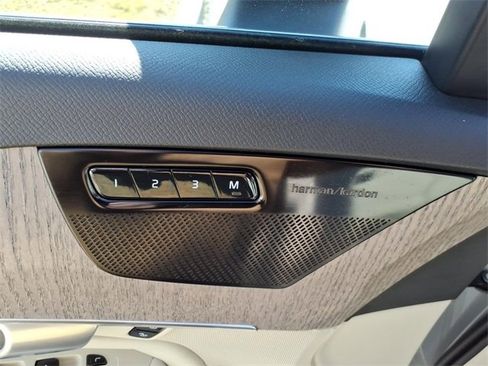 Used 2024 Volvo XC90 B6 Plus image 11