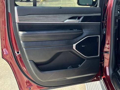 Used 2024 Jeep Wagoneer Series III w/ Premium Group I AWD/4WD image 21