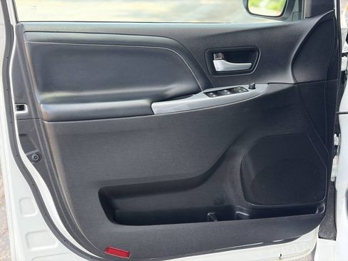 Used 2017 Toyota Sienna SE Premium FWD image 9